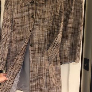 Le Suit! Gorgeous, like new size 6 skirt suit.